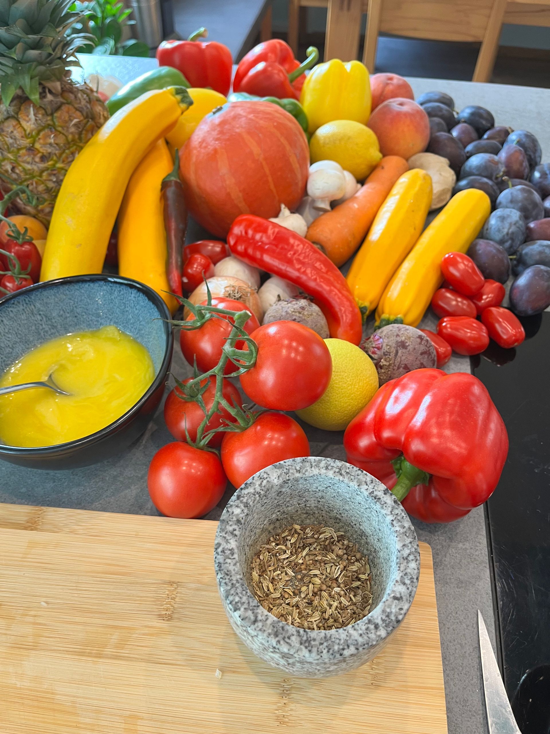 Buntes Obst und Gemüse, Ghee und ayurvedische Gewürze für einen Ayurveda Kochkurs mit Elke Landisch in Landshut.