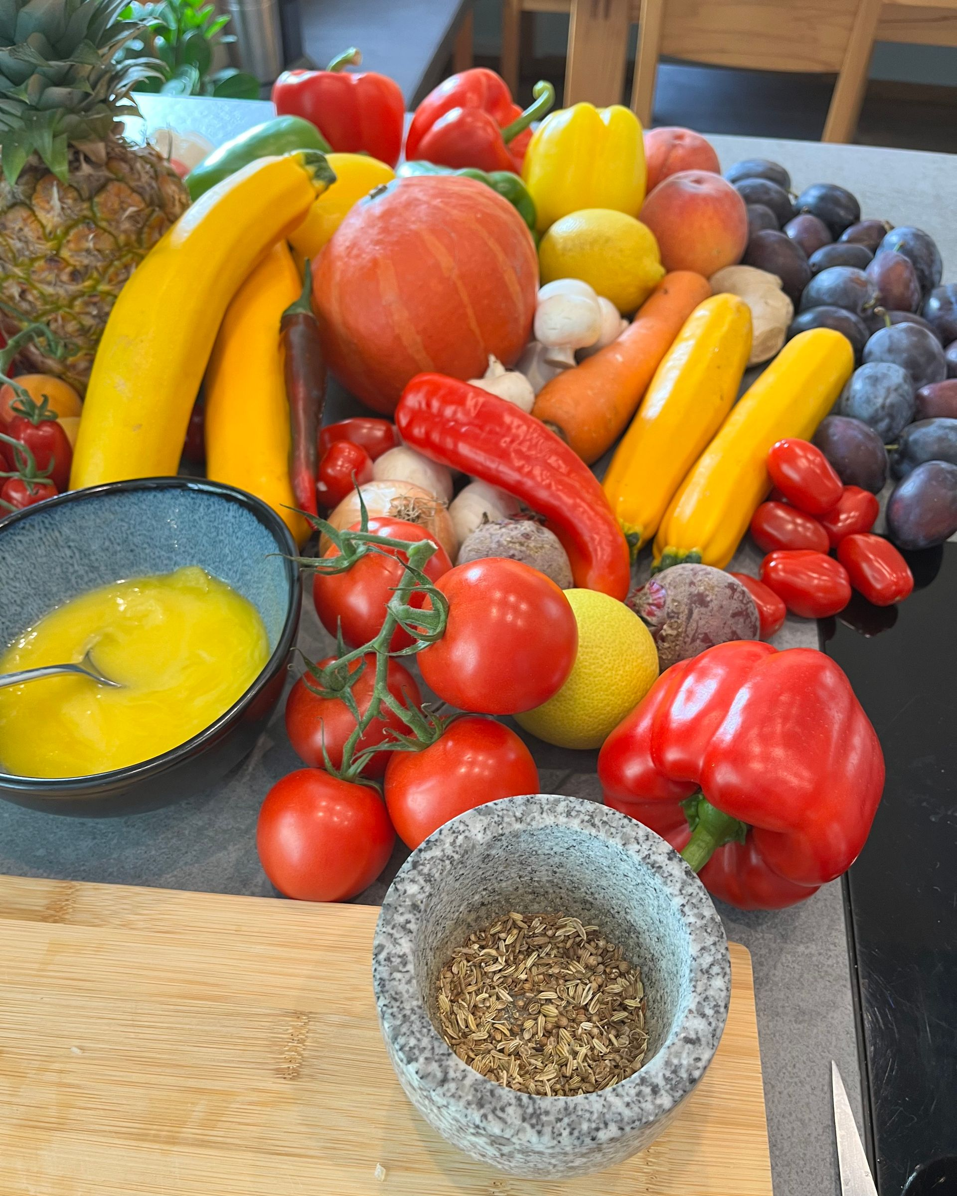 Buntes Obst und Gemüse, Ghee und ayurvedische Gewürze für einen Ayurveda Kochkurs mit Elke Landisch in Landshut.