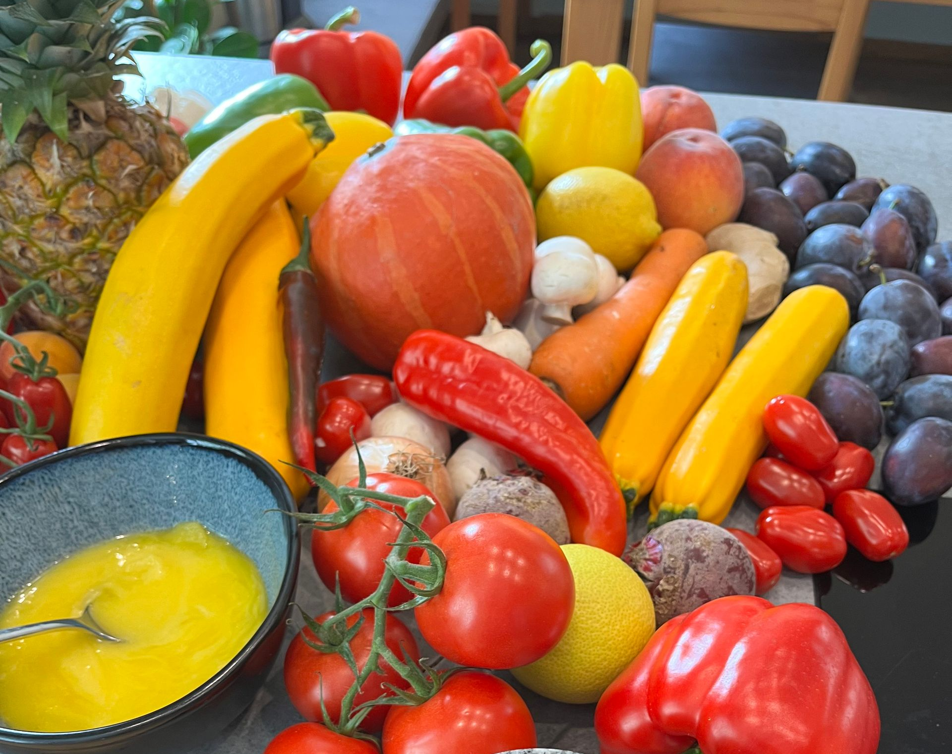 Buntes Obst und Gemüse, Ghee und ayurvedische Gewürze für einen Ayurveda Kochkurs mit Elke Landisch in Landshut.