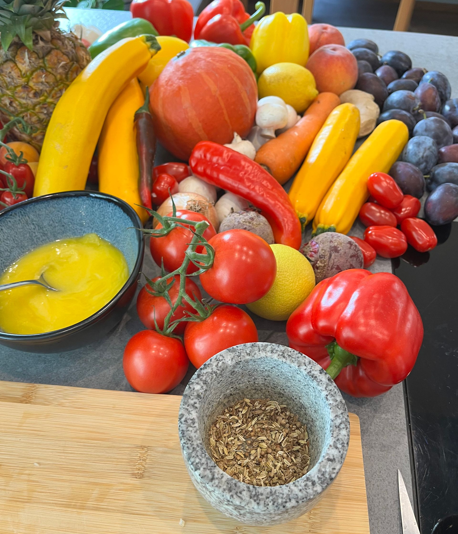 Buntes Obst und Gemüse, Ghee und ayurvedische Gewürze für einen Ayurveda Kochkurs mit Elke Landisch in Landshut.
