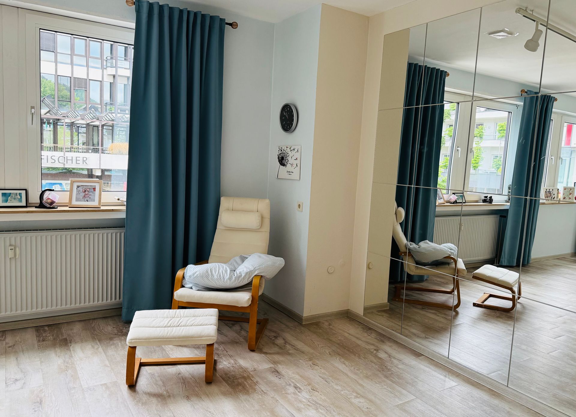 Kinderbett oder Wiege im Flur