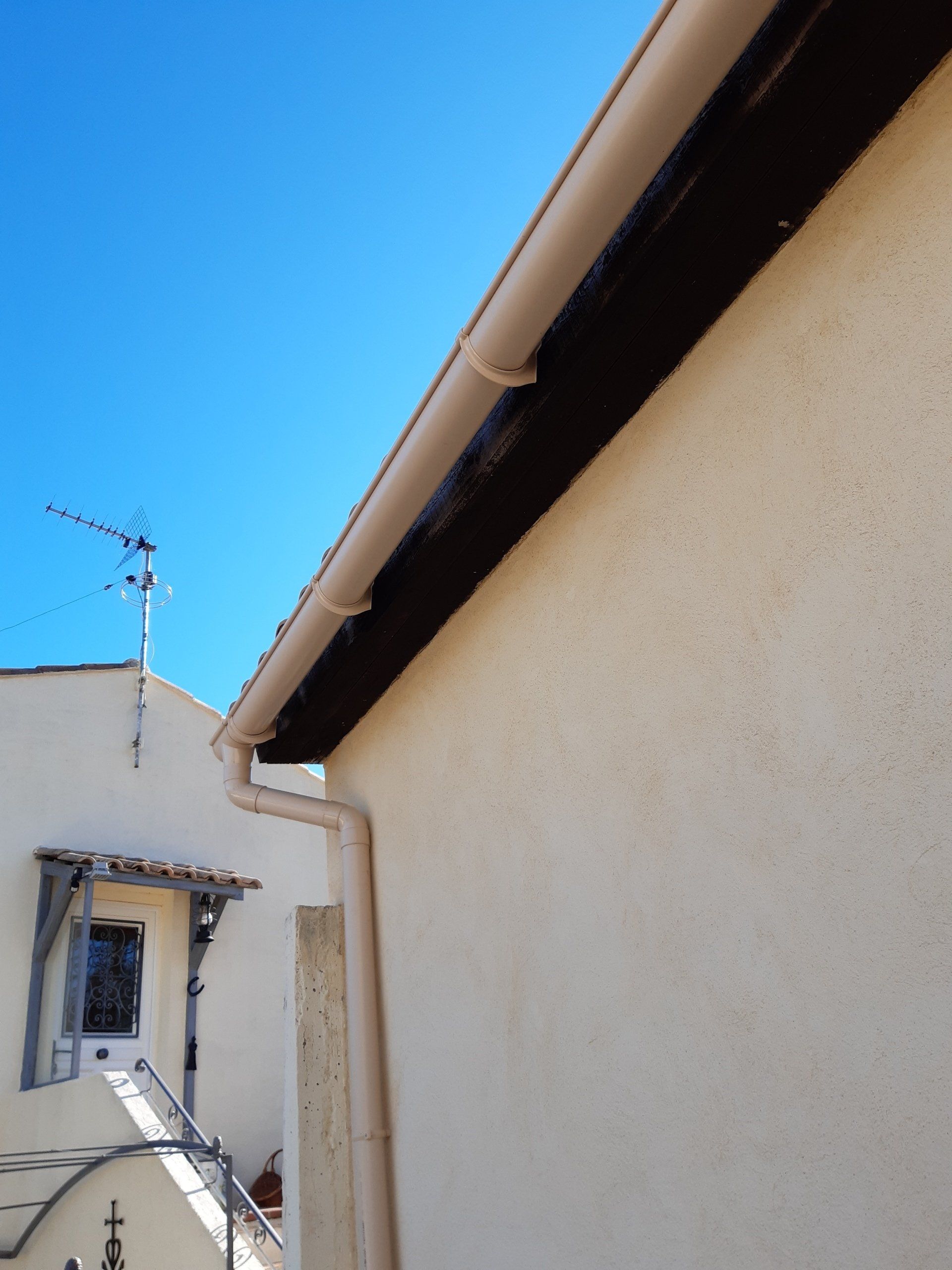 Petit bricolage à LAMBESC près de PELISSANNE