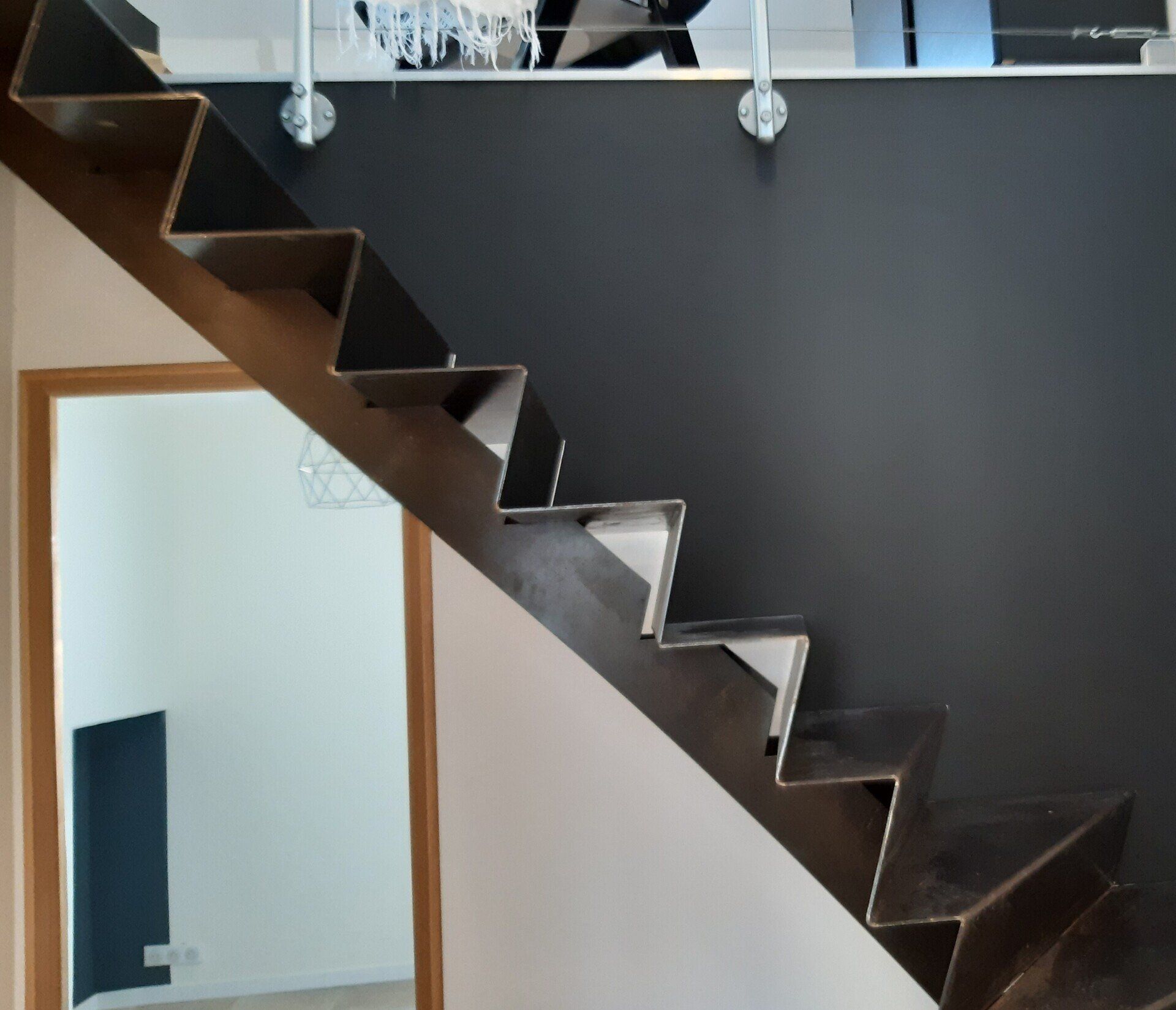 Artisan peintre à Rognes près de Saint-Cannat.