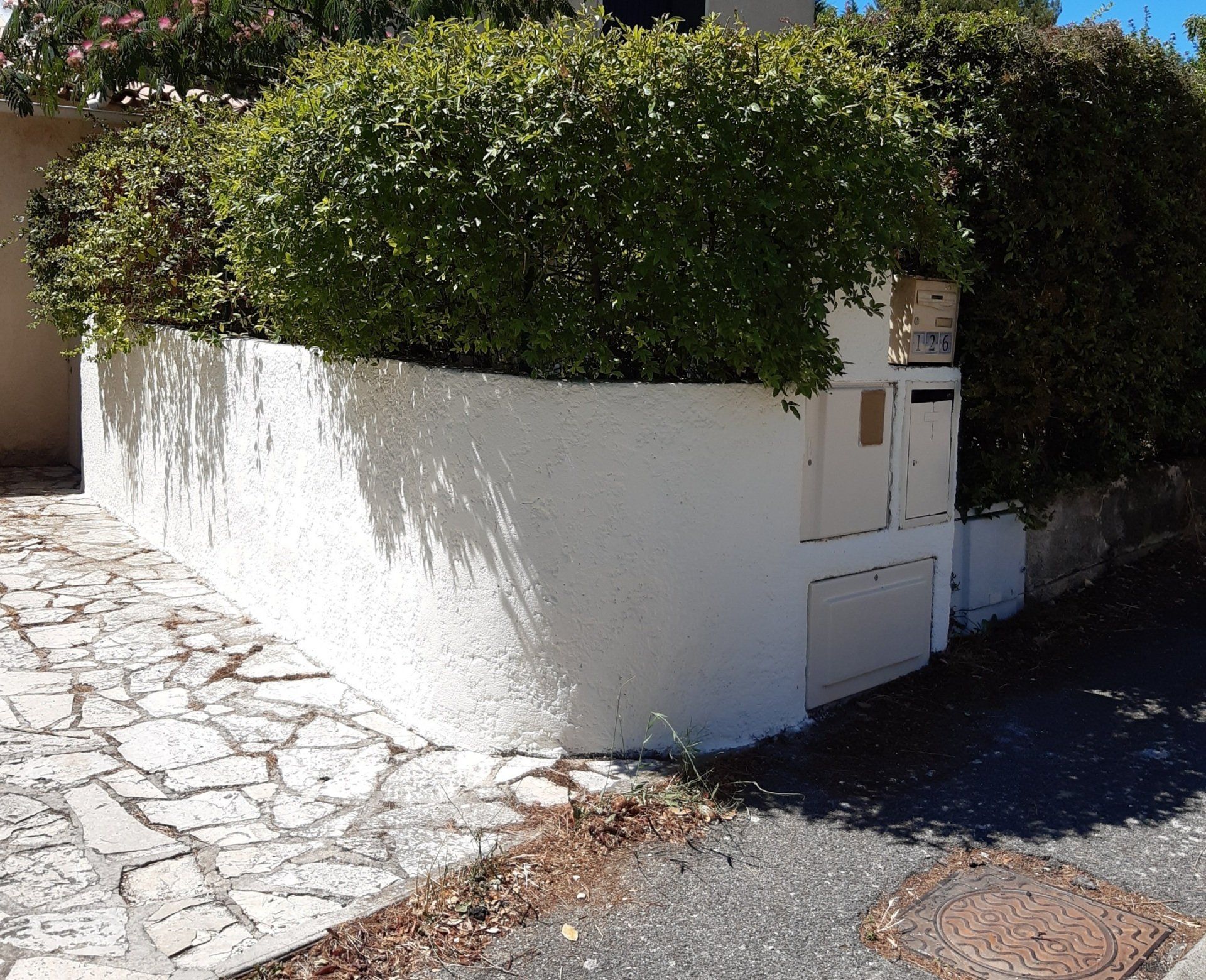 Rafraîchissement d'un mur de clôture à Lambesc. Petit travaux de bricolage à Lambesc près de Rognes.