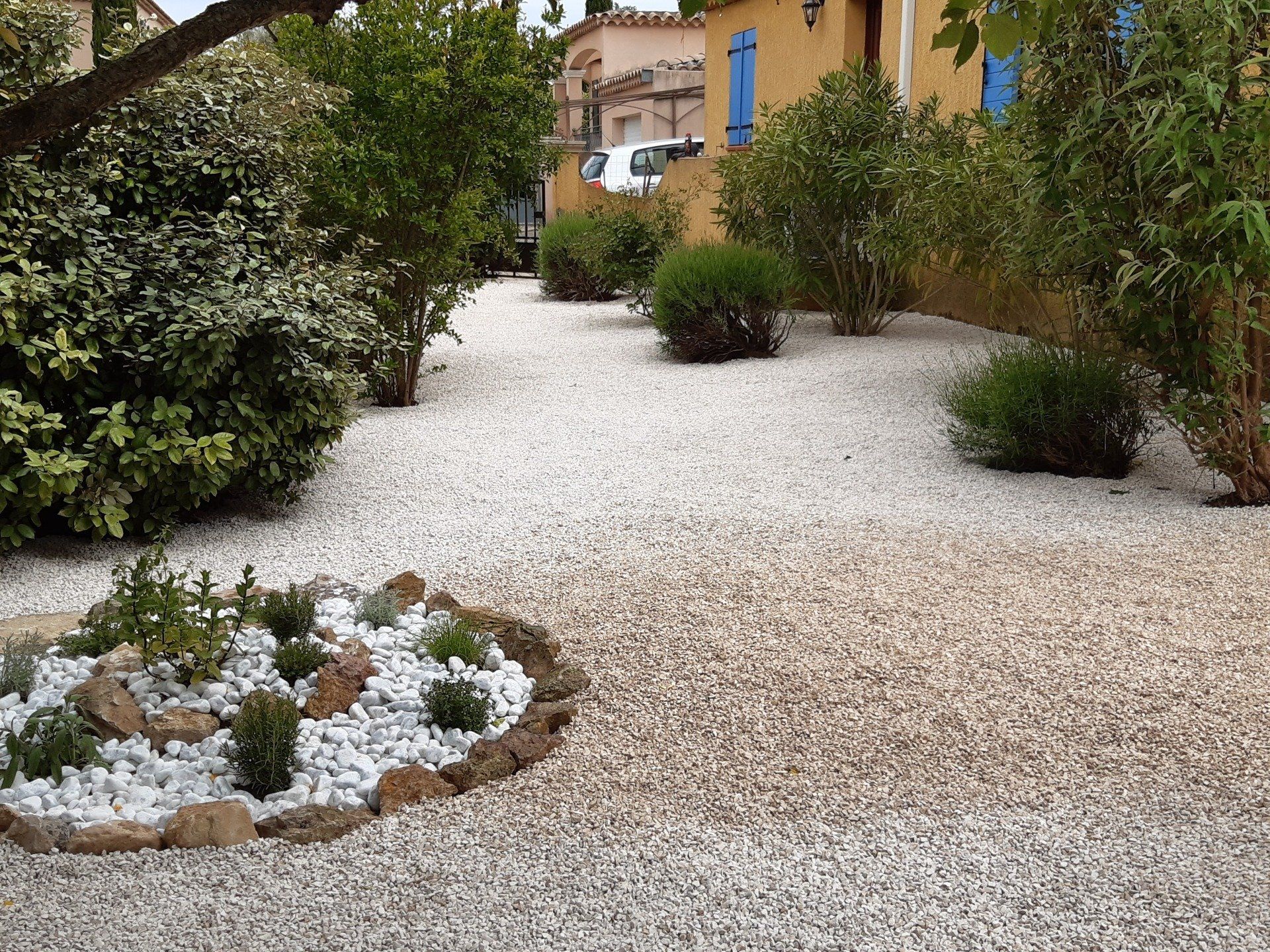 Aménagement paysager à Lambesc près de Saint-Cannat. Entretien de jardin à Lambesc près de Saint-Cannat