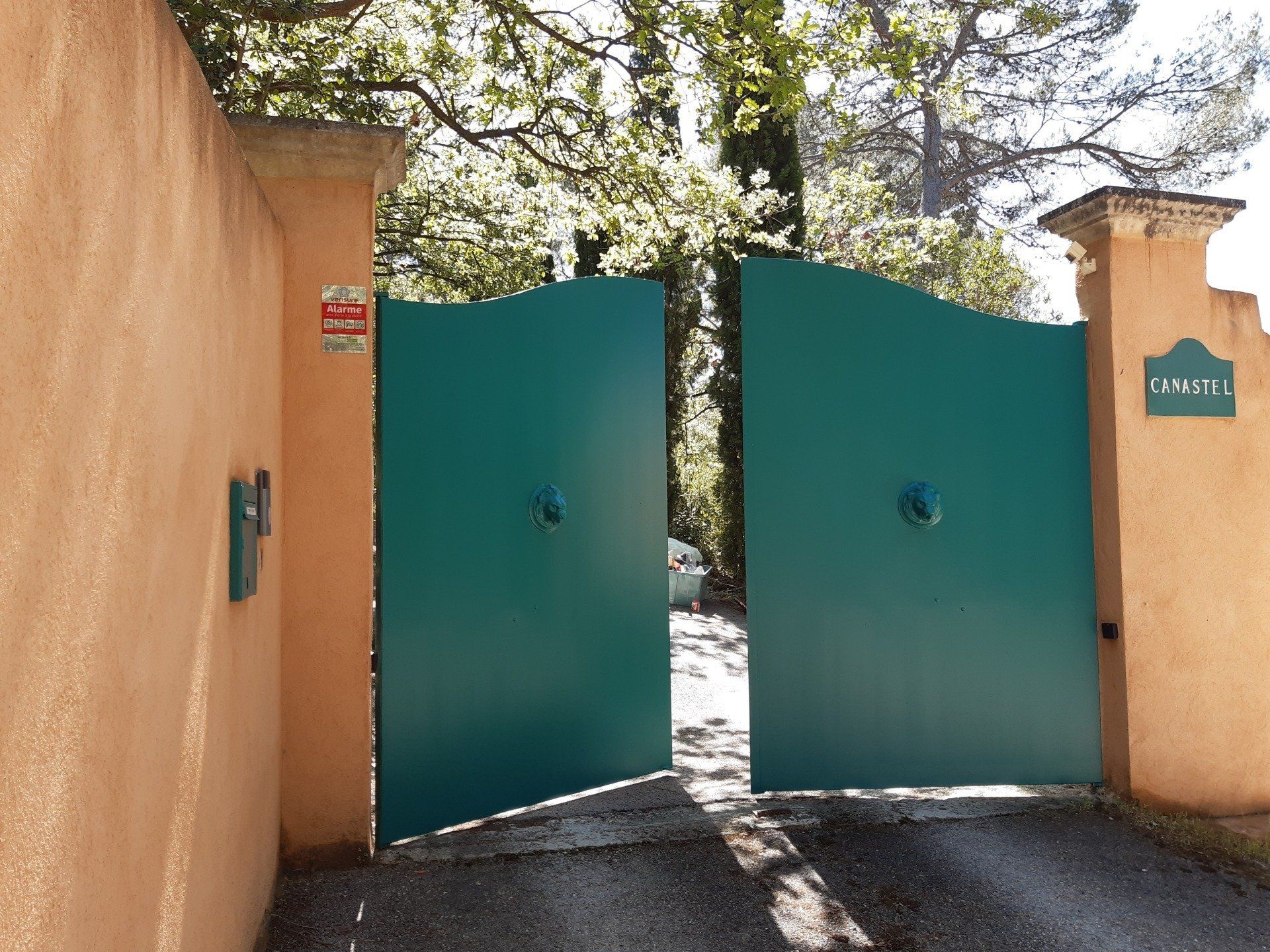 Petit bricolage à ROGNES, près de LAMBESC