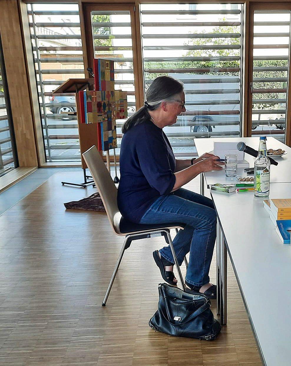 Hildegard Grünthaler signiert ihre Bücher