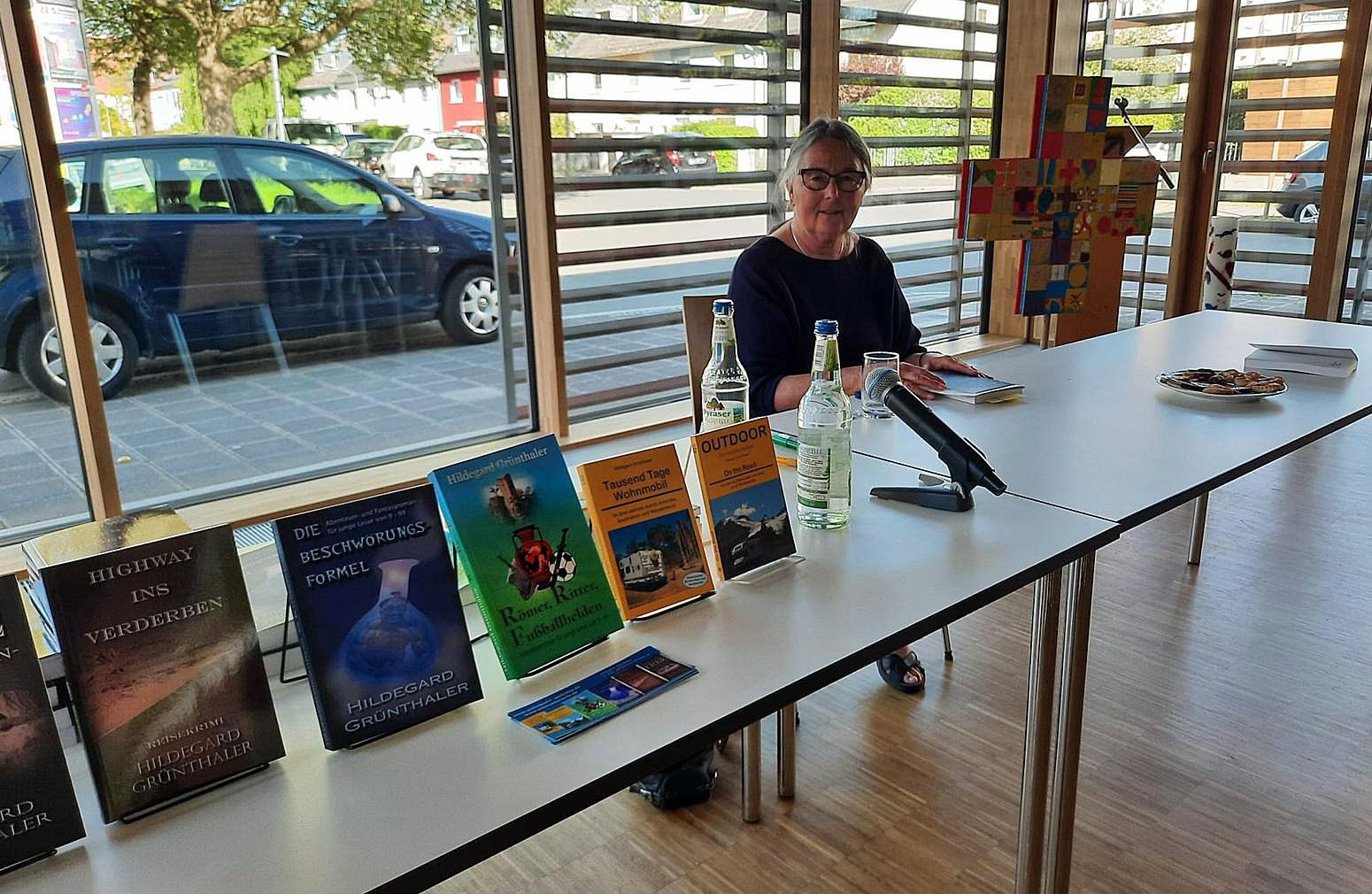 Hildegard Grünthaler mit ihren Büchern