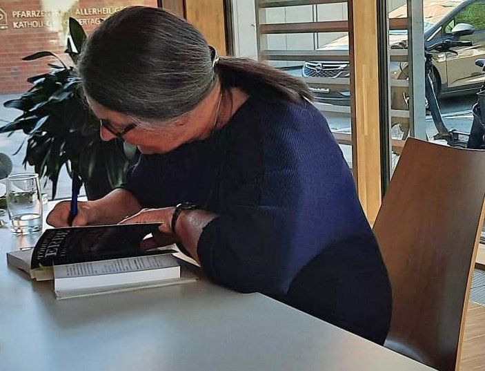 Hildegard Grünthaler beim Signieren ihrer Bücher