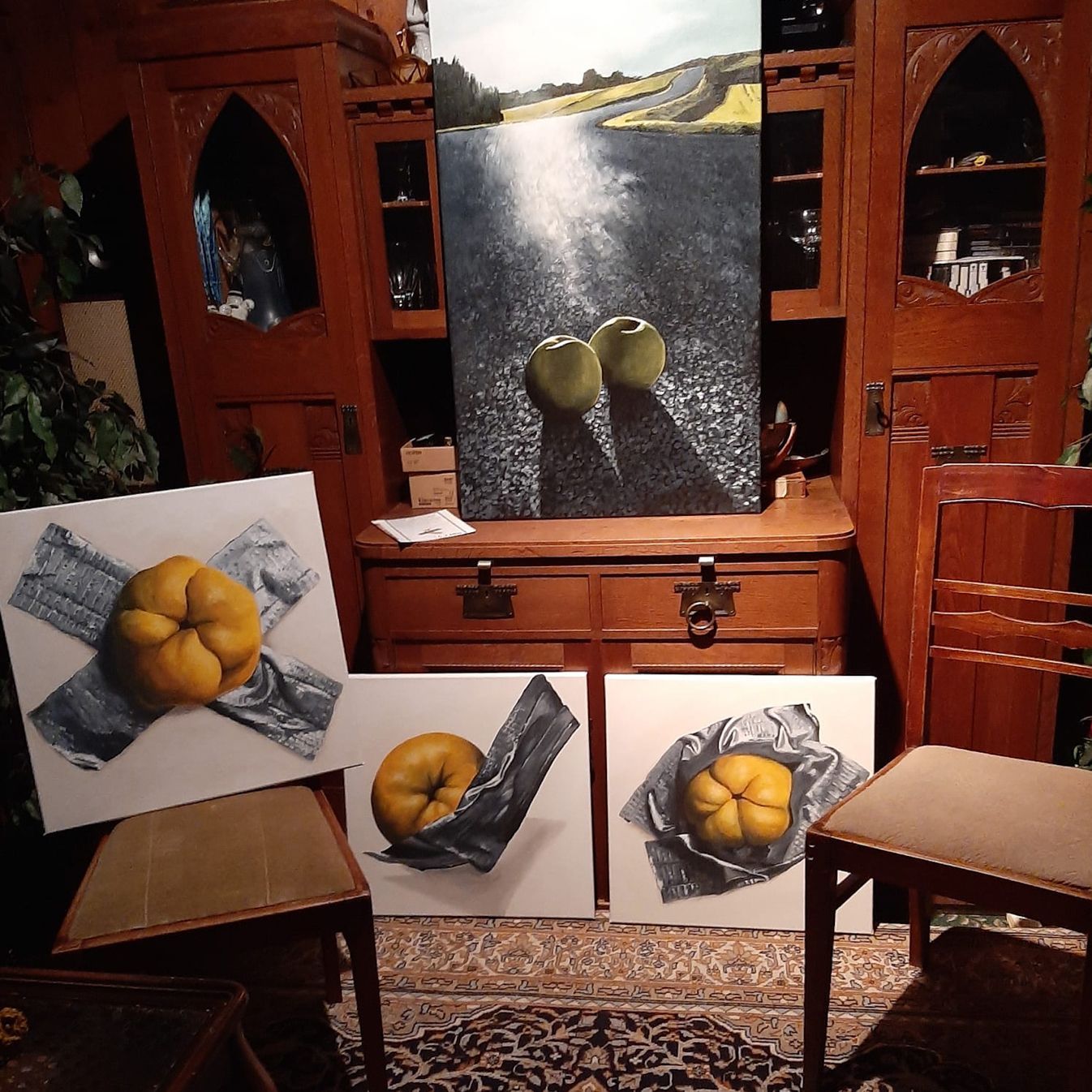 kleinformatige Bilder mit gelben Quitte und grauem Klebeband im Orient-Express vor dem alten Büffet