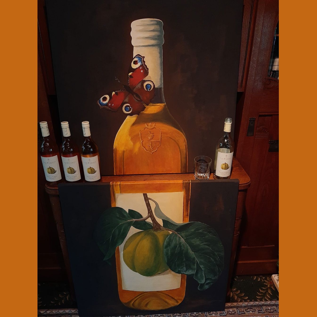 Konstantinopeler Apfelquittensaft zwei Bildteile Flaschen Obstsäfte Quittensekt Pfauenauge Malerei