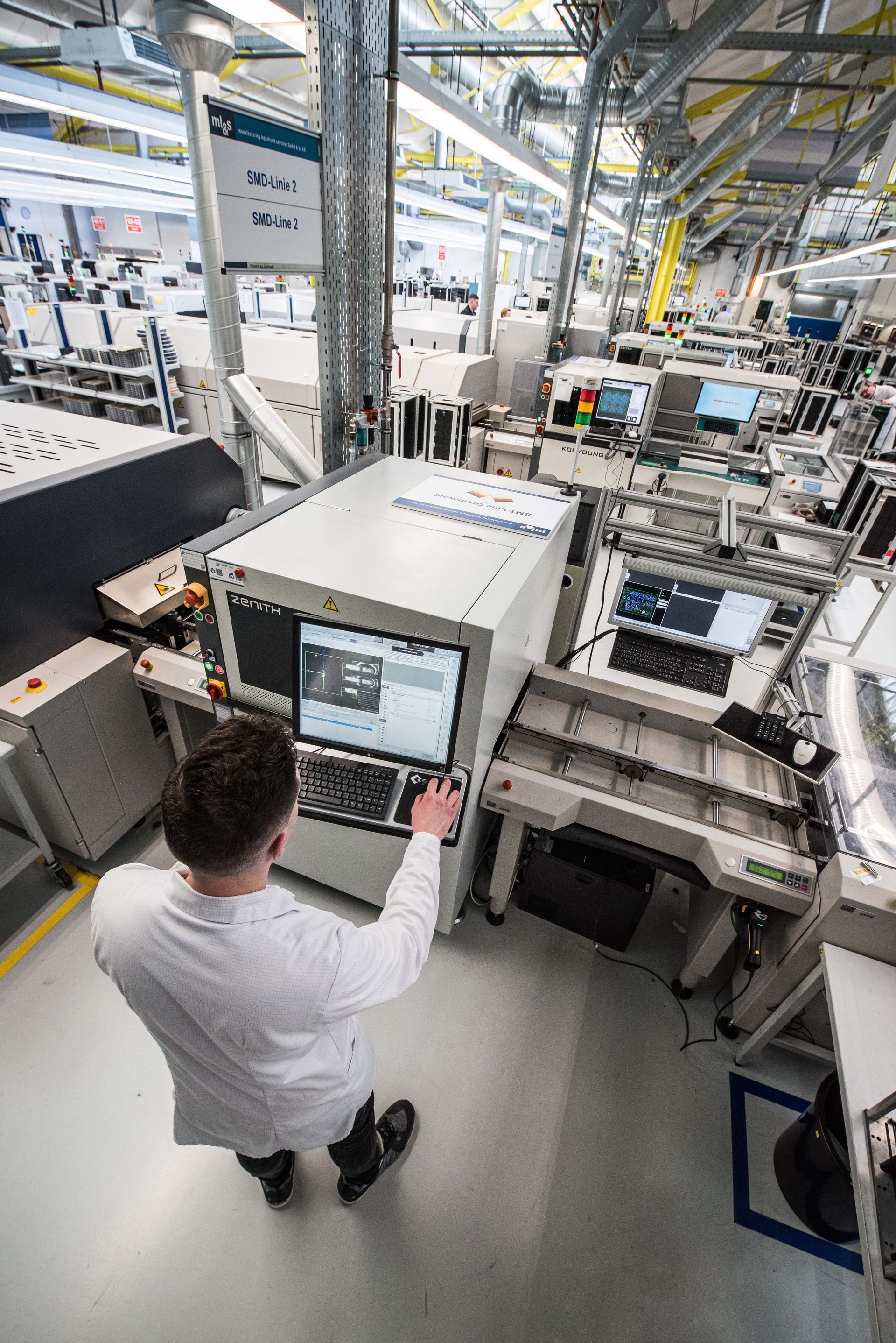 Programmierer Tom Freitag am 3D AOI Zenith