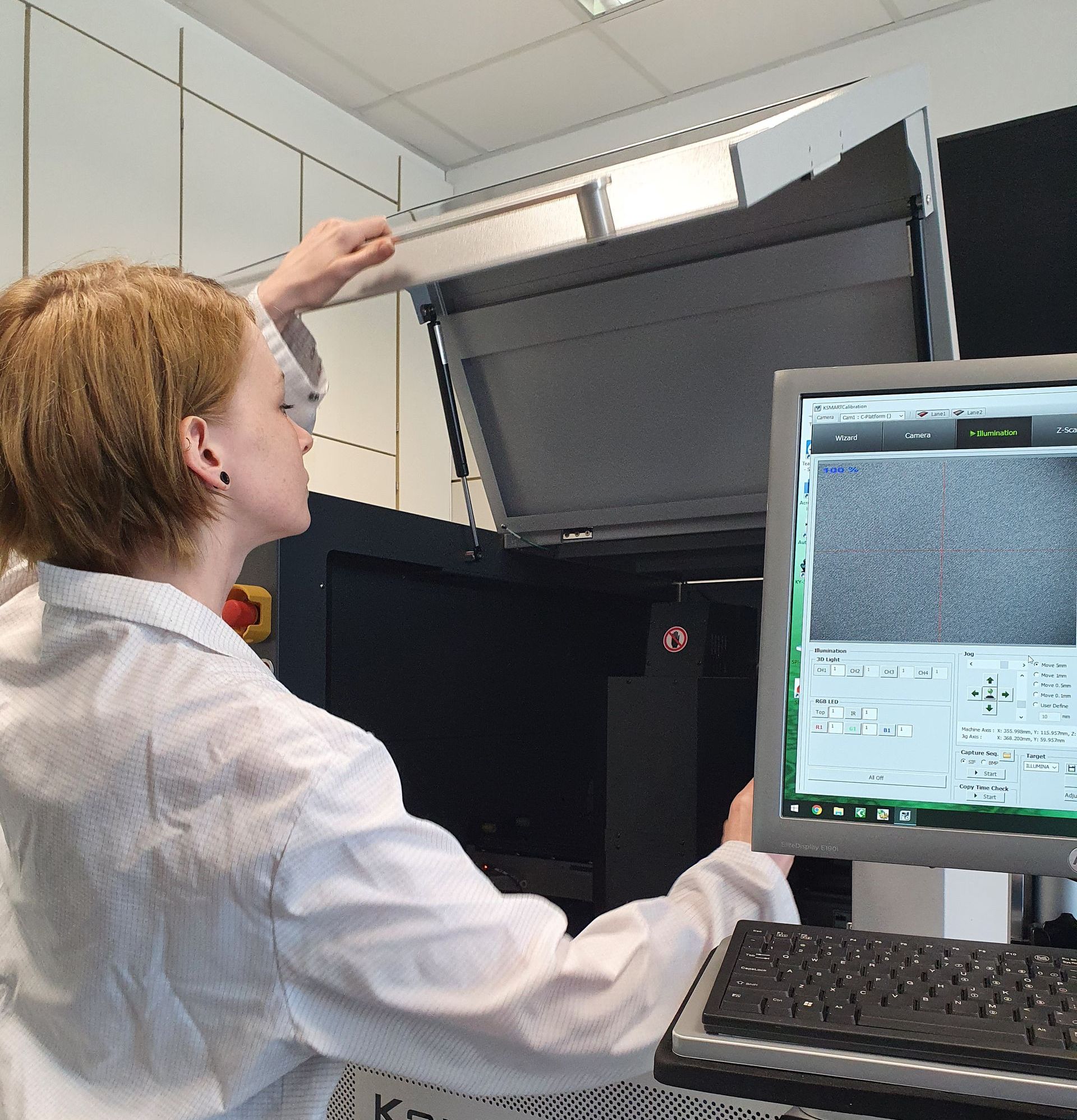 Technikerin bei der Wartung eines Koh Young Systems