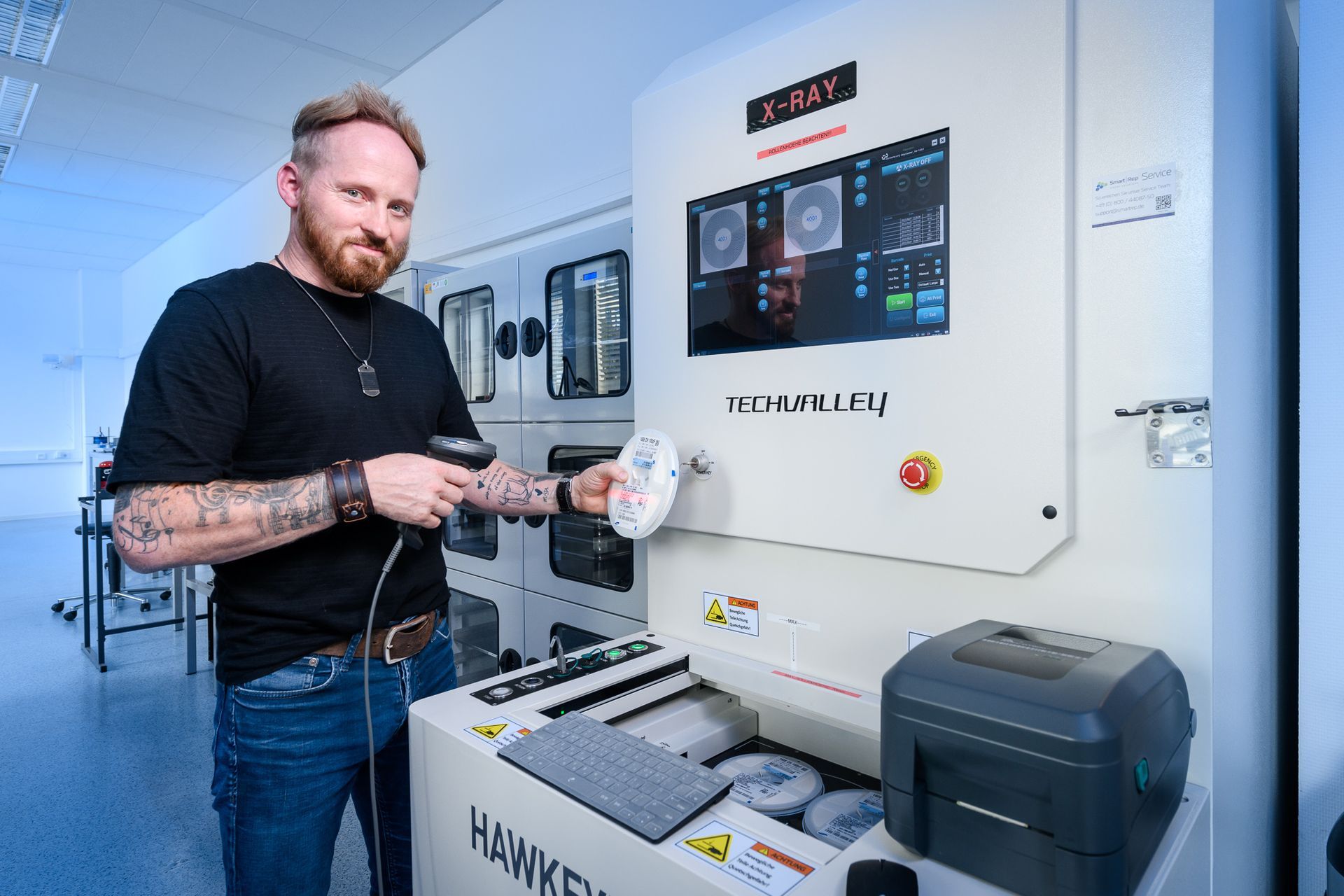 Bediener vor dem HAWKEYE1000 bei 4source