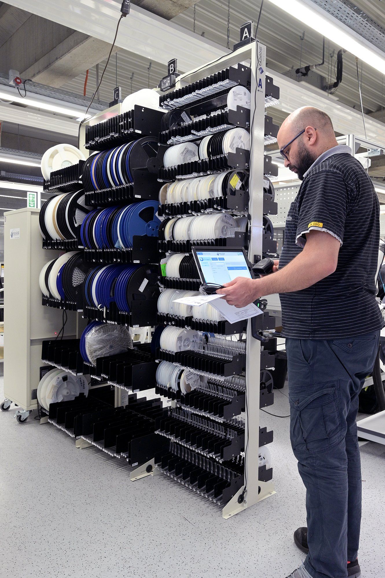 Ein Bediener vor dem intelligenten Lagerregal von Inovaxe