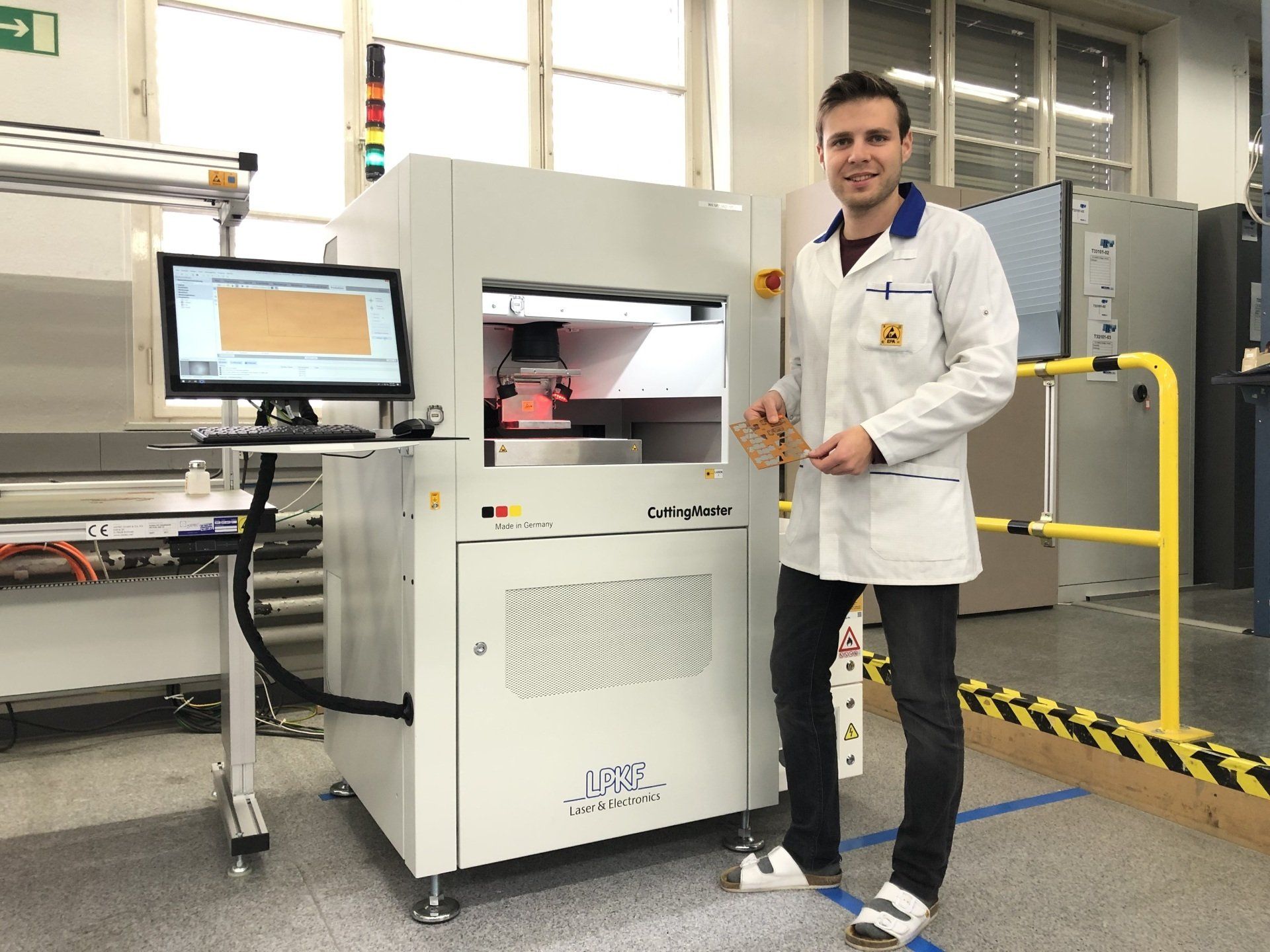 Bediener vor dem Laser-Nutzentrenner