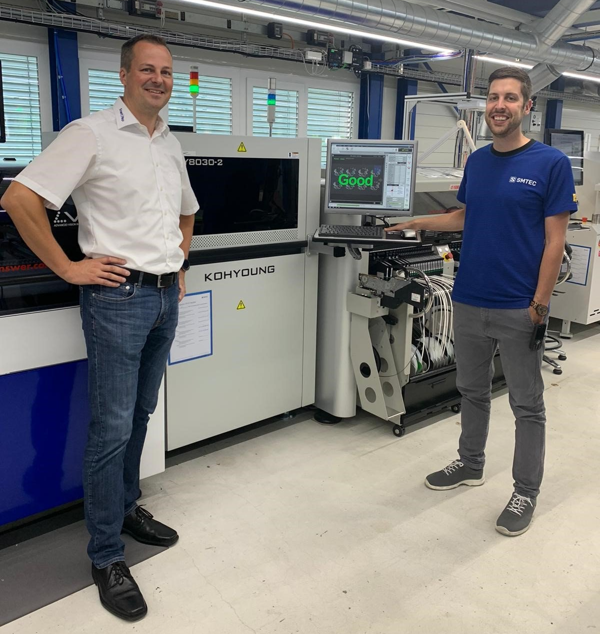 Dan Schwegler von SMTEC und Andreas Keller vor dem Koh Young 3D SPI