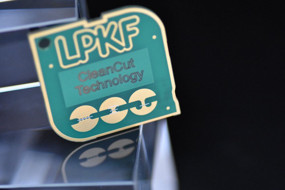 Foto von mit Laser-Nutzentrennen getrennter und mittels Laser beschrifteter FR 4 Leiterplatte.