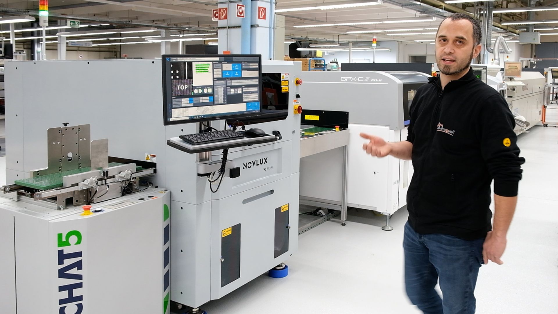 Andreas Kopp, Leiter MES, vor dem YJ Link Laser Marker bei Limtronik