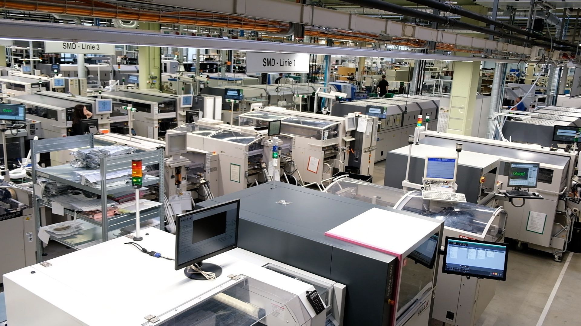 Blick von oben in die SMD-Fertigung von RAWE