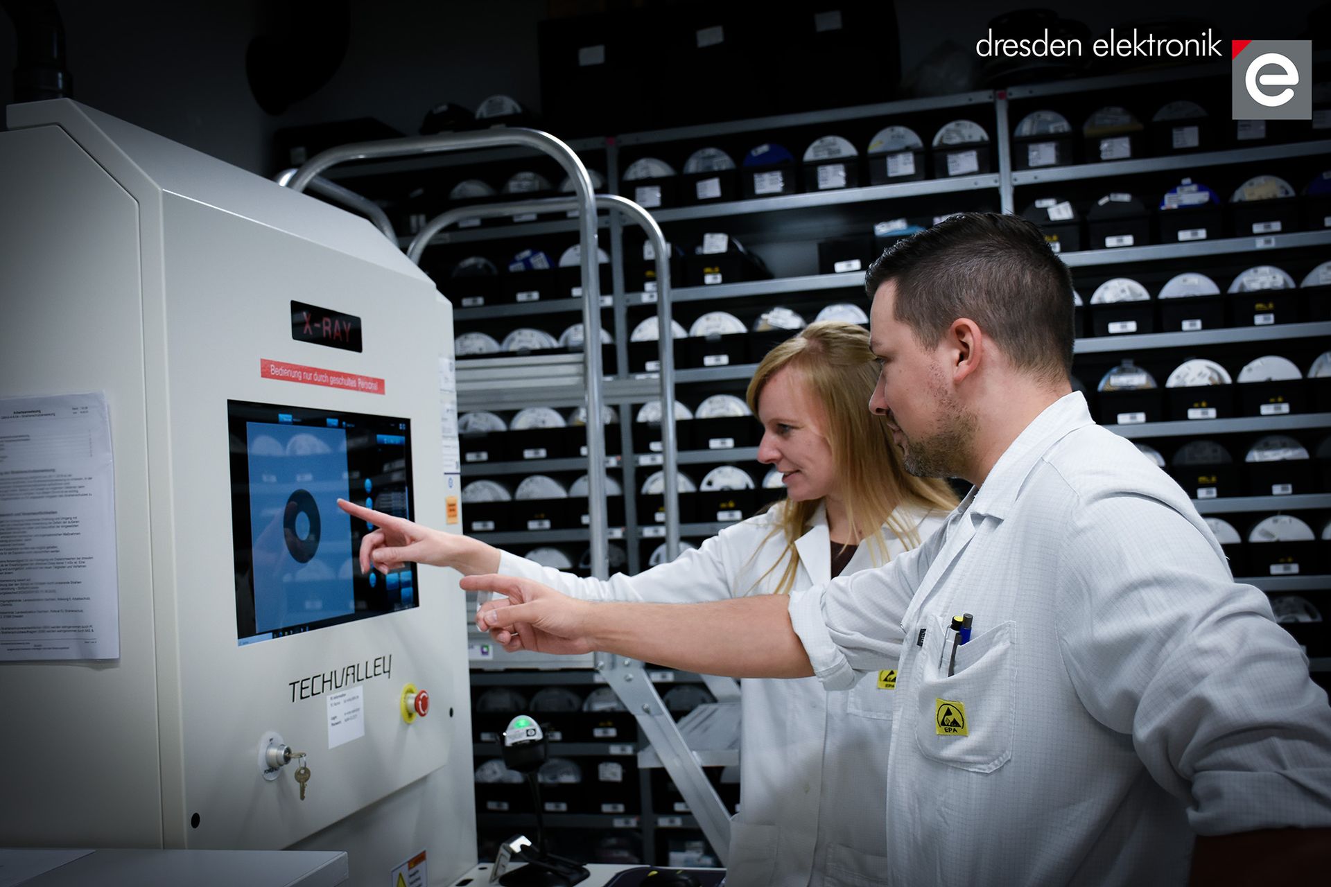 Bediener vor dem Röntgen-Baueilzähler HAWKEYE 2000 von Techvalley bei dresden elektronik