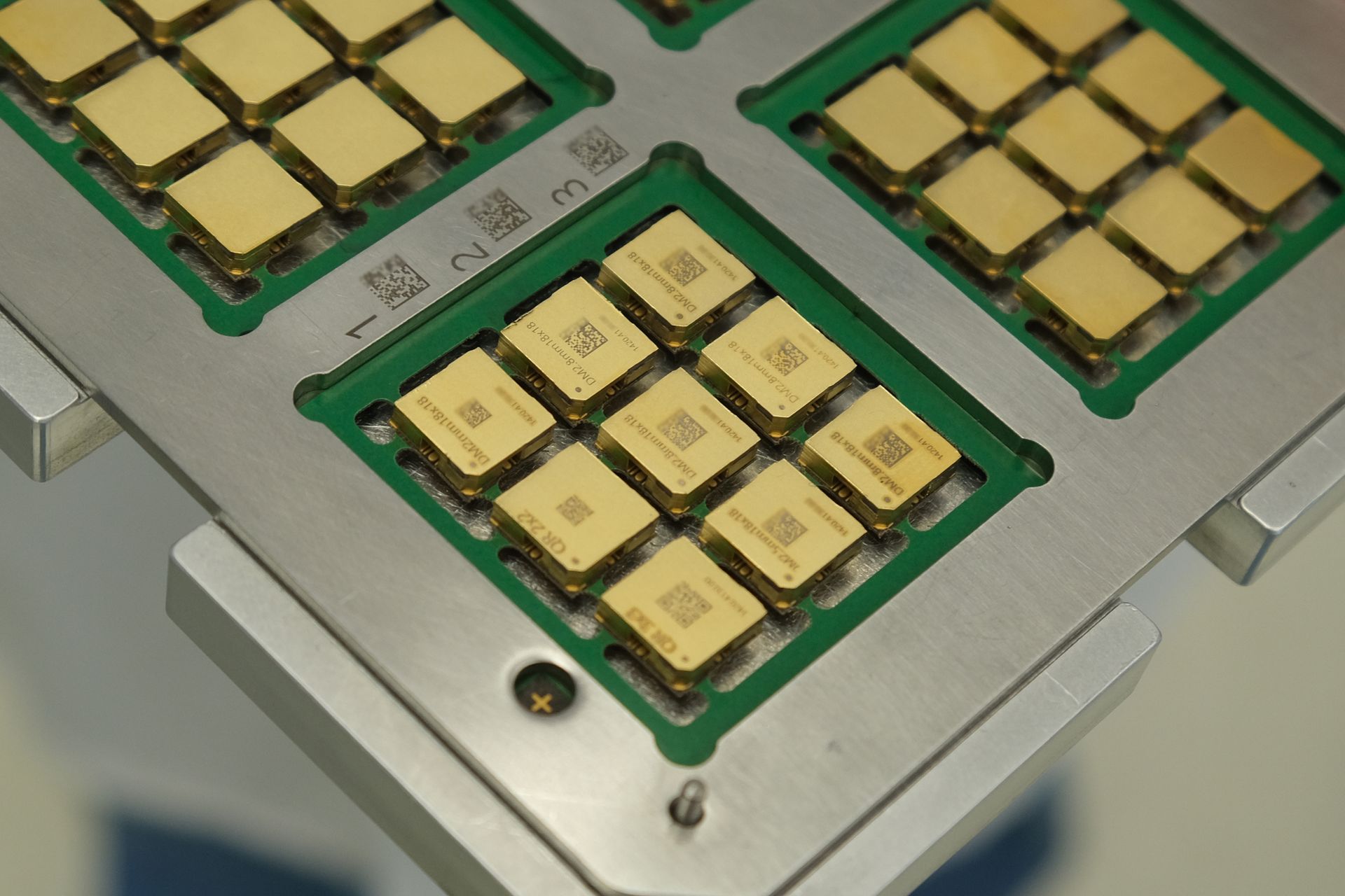 Die Packages werden mit dem Laser-Nutzentrenner beschriftet © SmartRep