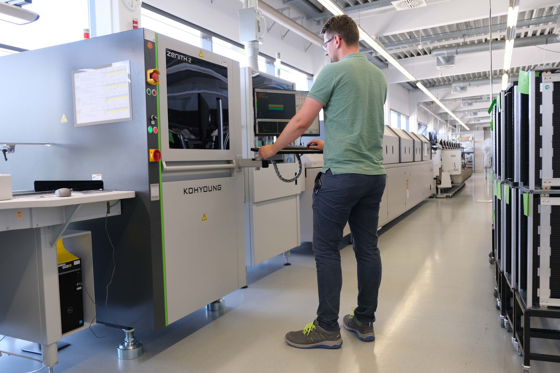 Bediener am 3D AOI von Koh Young bei der Theben AG