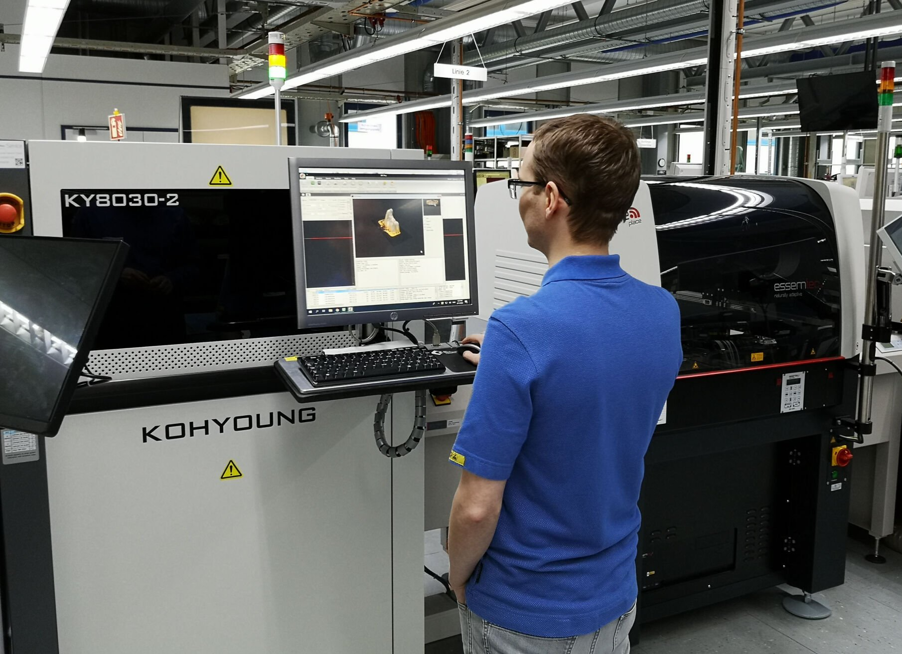 Bediener am Koh Young SPI bei PROFECUS