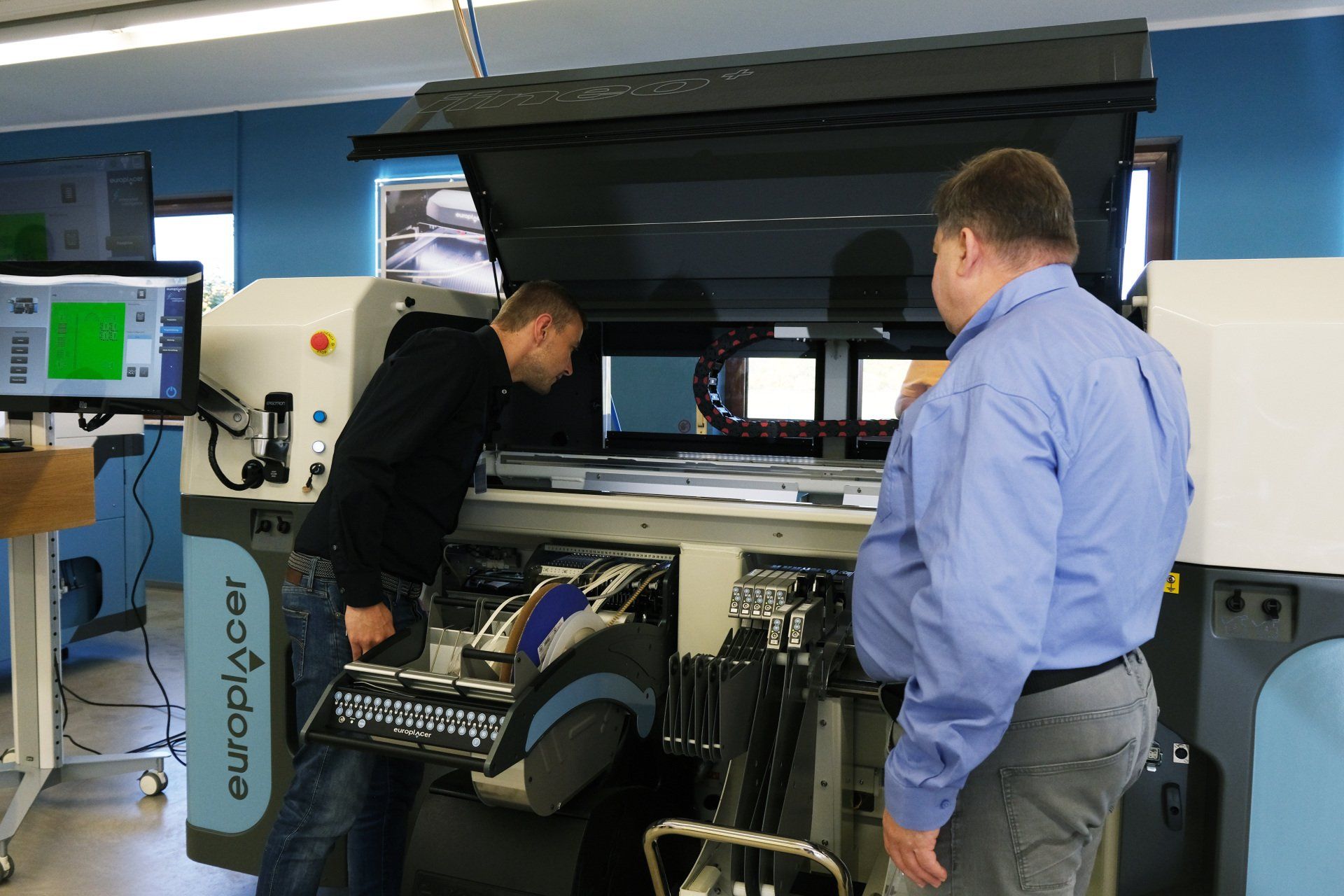 Eventteilnehmer nehmen das Innenleben eines Europlacer Bestückers unter die Lupe