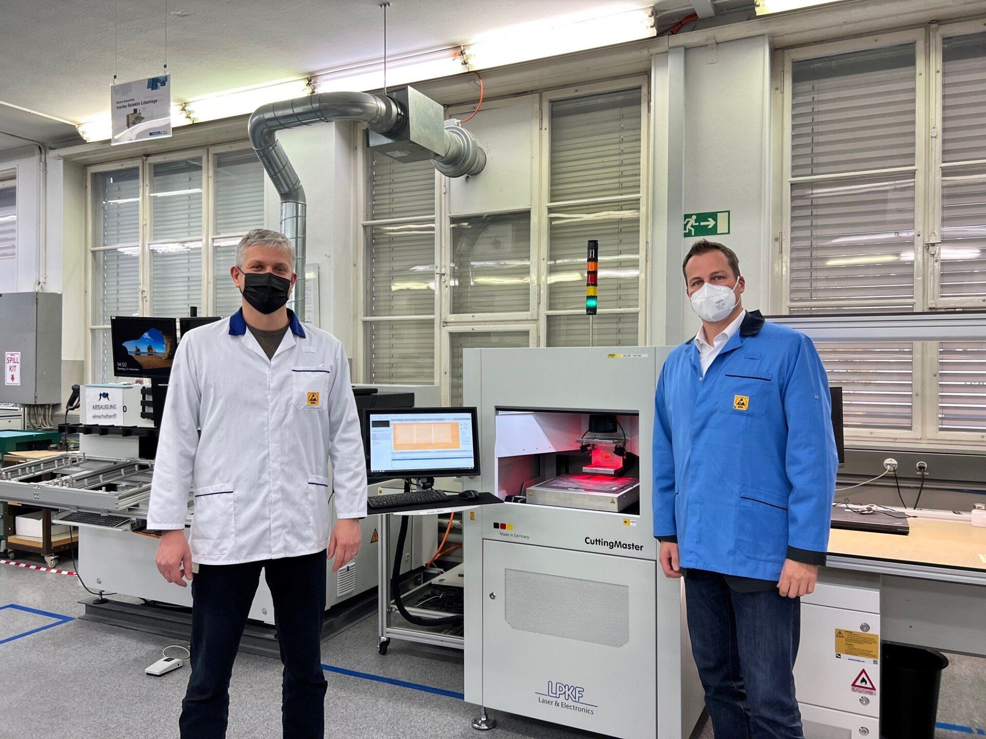 Andreas Keller und Martin Mündlein vor dem CuttingMaster bei Escatec