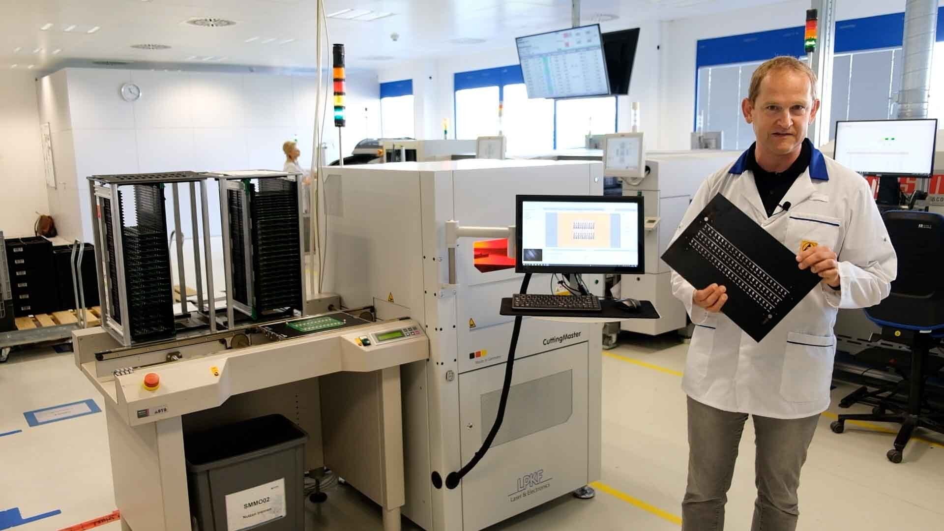 SMD-Leiter Martin Baur in der Fertigung von wenglor sensoric vor dem LPKF CuttingMaster