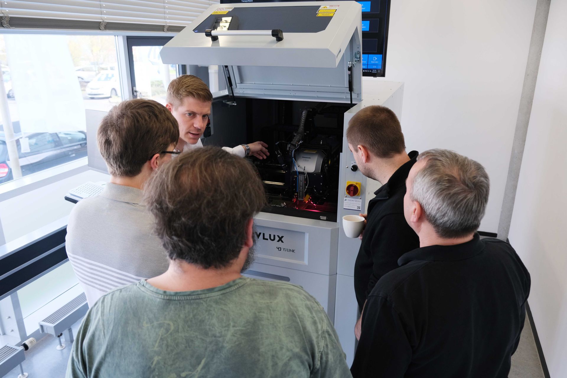 Kunden blicken in den Laser Marker von YJ LINK