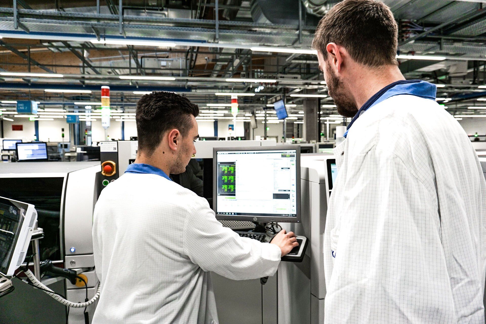 Zwei Bediener vor dem Koh Young SPI bei Hekatron