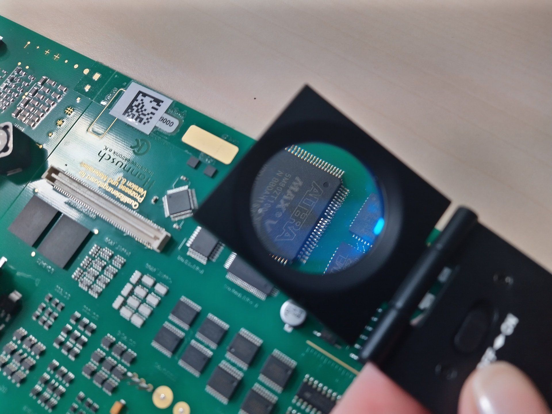 Foto von Leiterplatte mit Bauteil unter der Lupe