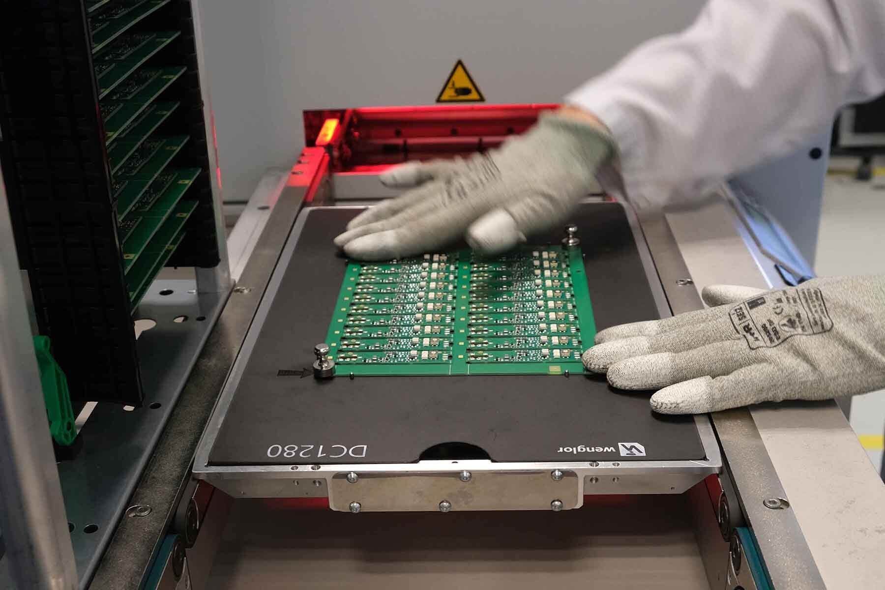 Eine Bedienerin platziert die zu trennenden Nutzen in der Wanne