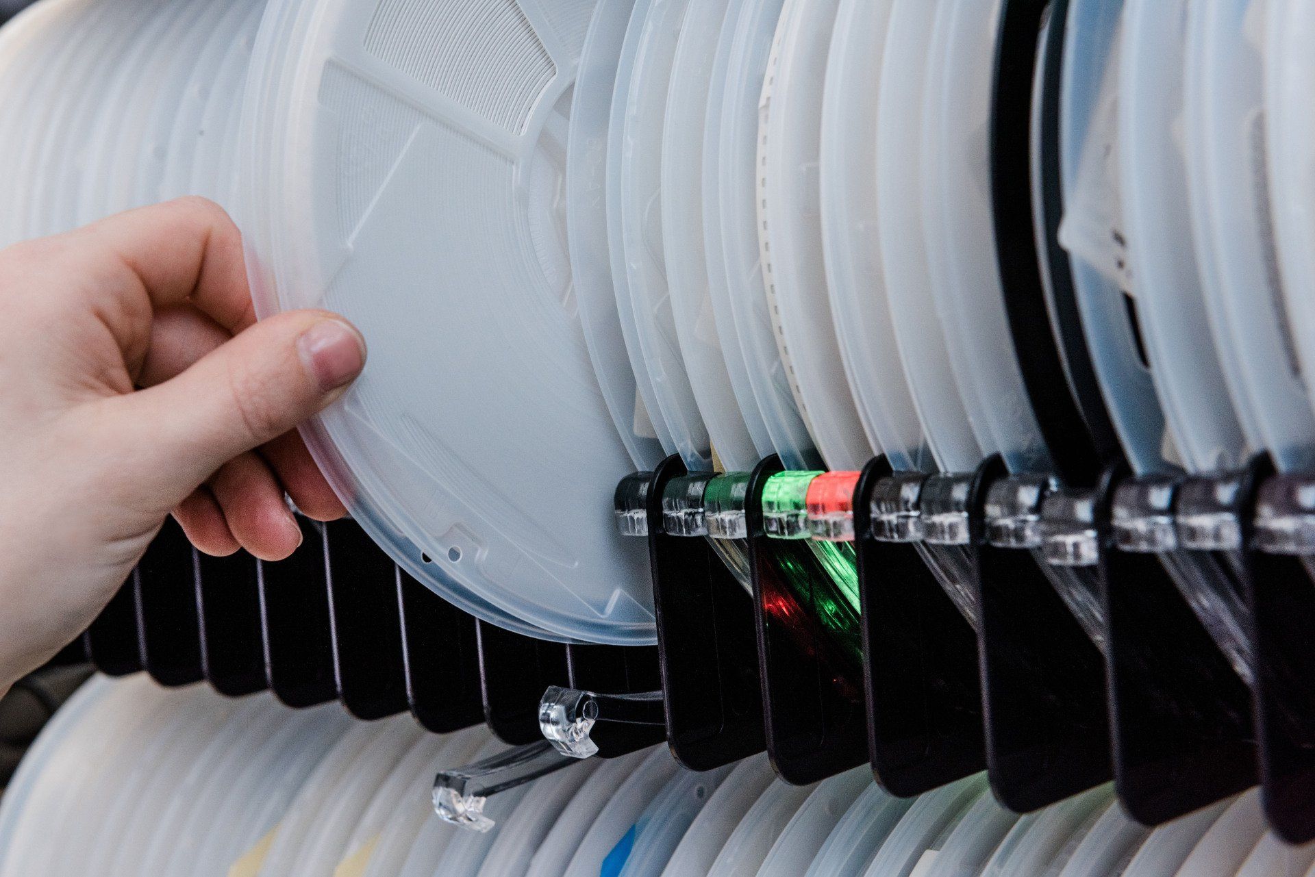 Nahaufnahme: Bauteilrolle wird aus Inovaxe Regal genommen