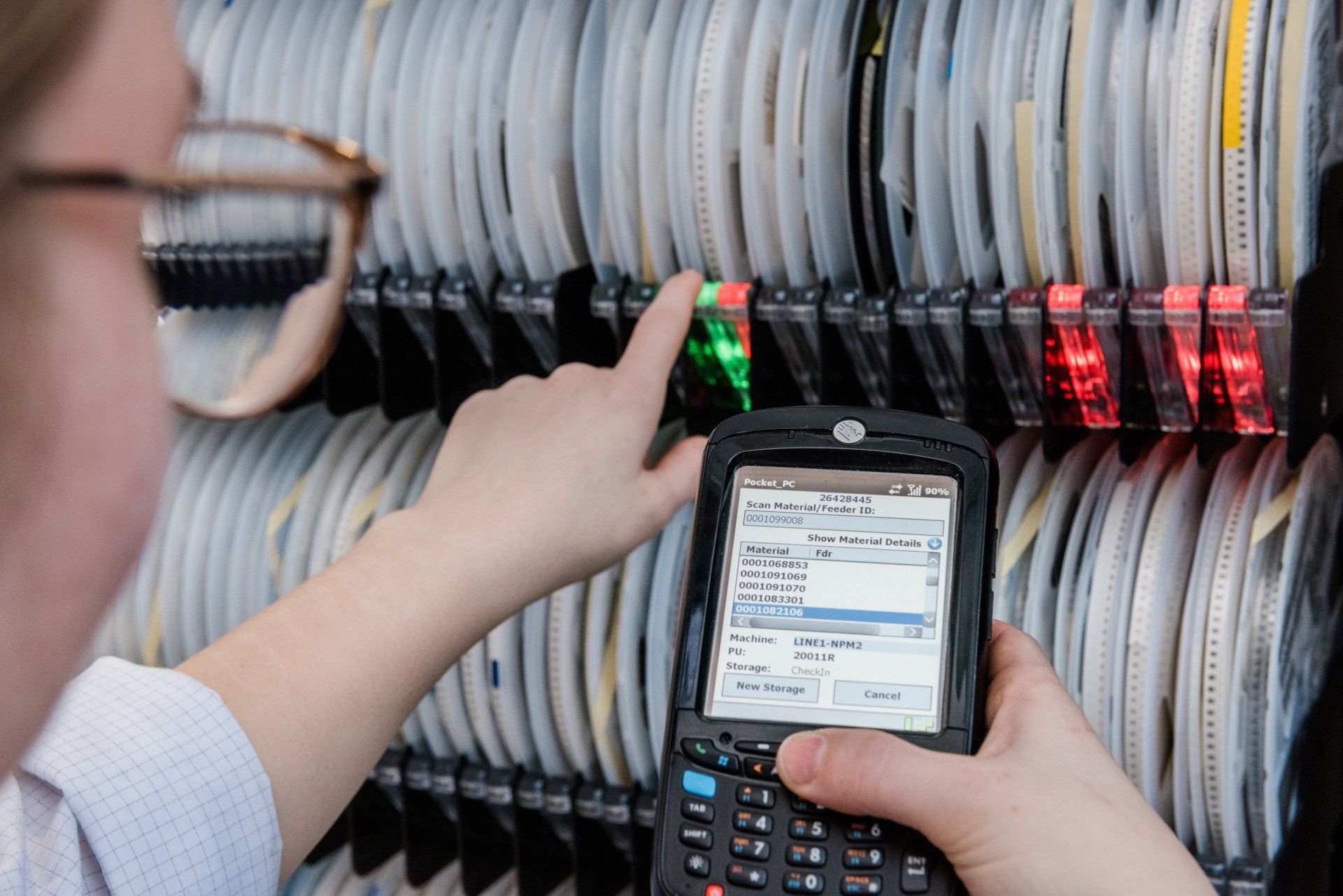 Bedienerin am Inovaxe Regal