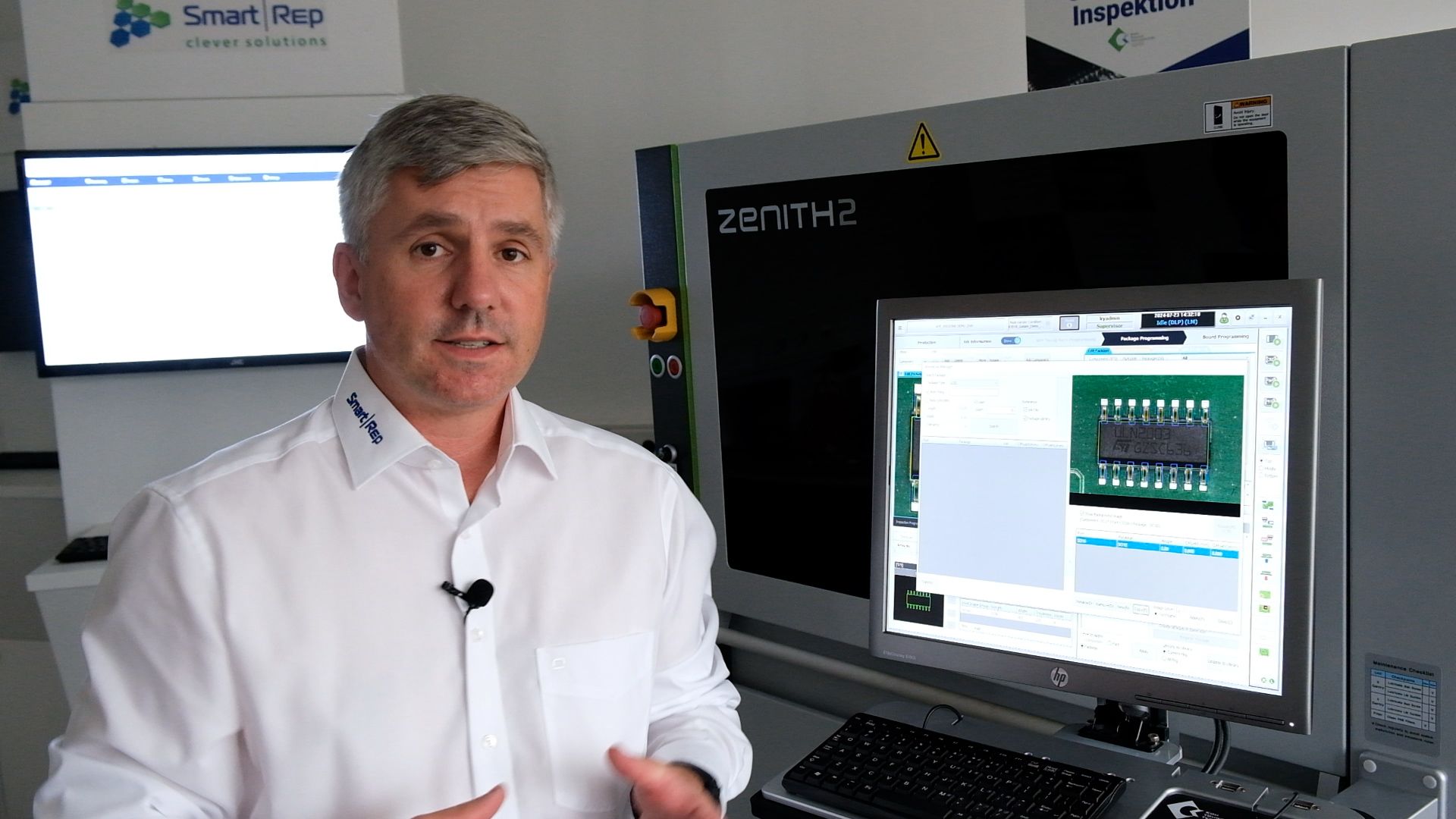 Schulungsleiter Christian Keß vor dem Koh Young 3D AOI Zenith 2