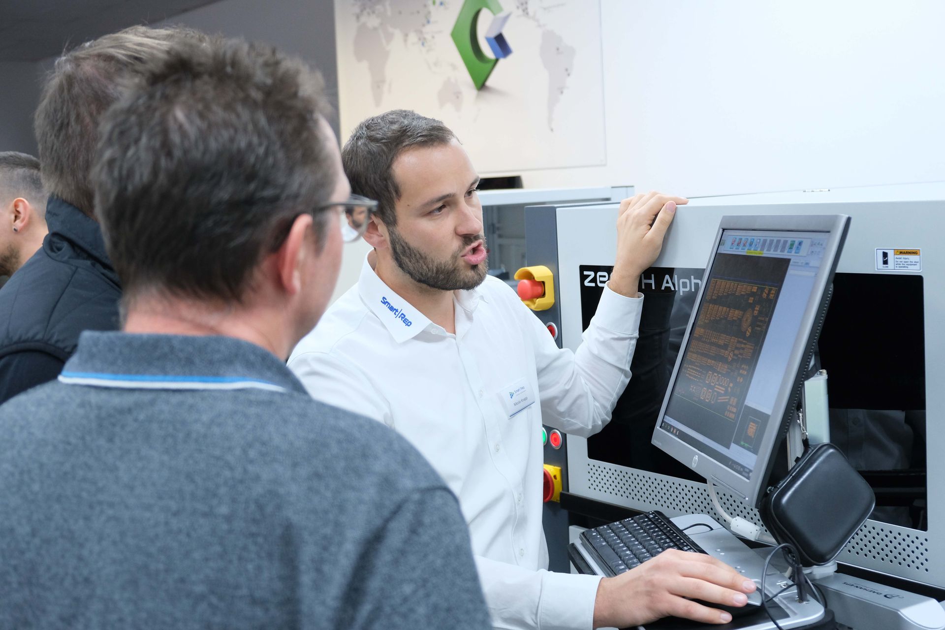 Close Up von SmartRep Mitarbeiter, der bei den Anwendertagen am AOI etwas erklärt