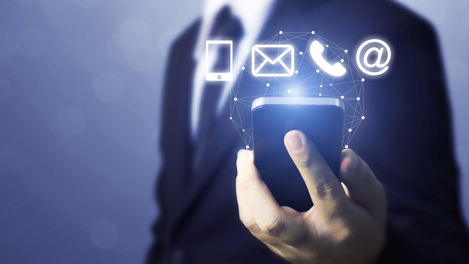 Symbolbild Kontaktmöglichkeiten SmartRep: Symbole (Telefon, Brief, @-Zeichen) , die aus Handydisplay heraus erscheinen