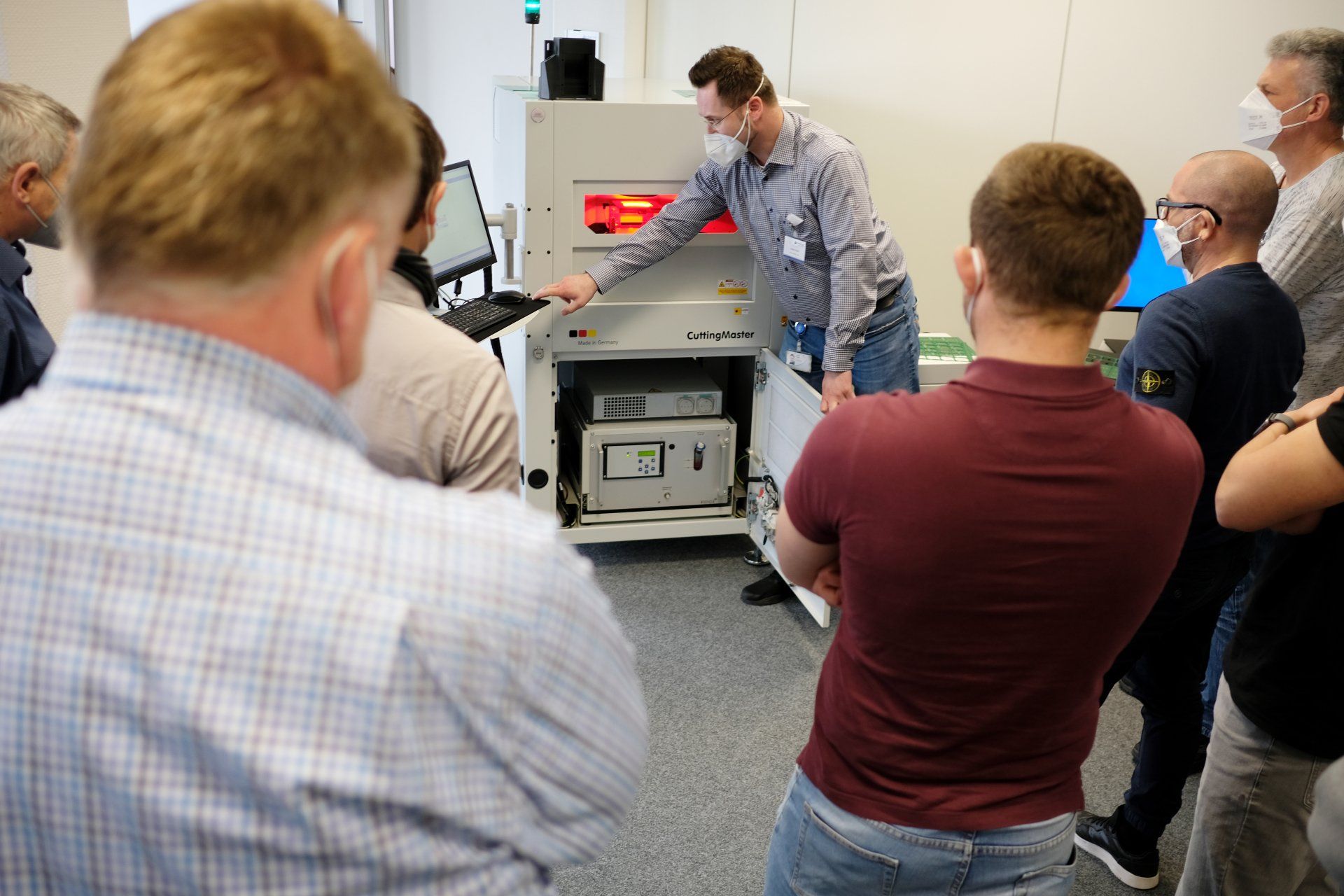 Einblick in die Depaneling Days: Teilnehmer stehen um den CuttingMaster