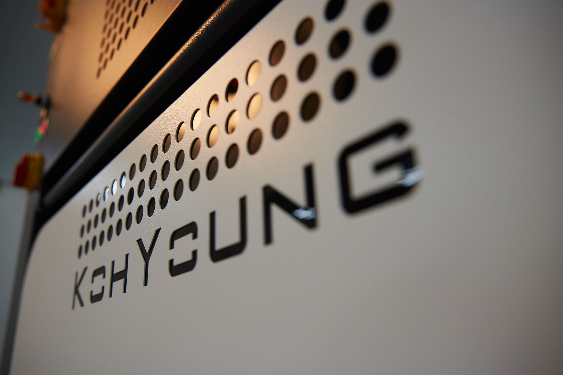 Nahaufnahme eines Koh Young Systems, Logo Koh Young im Fokus