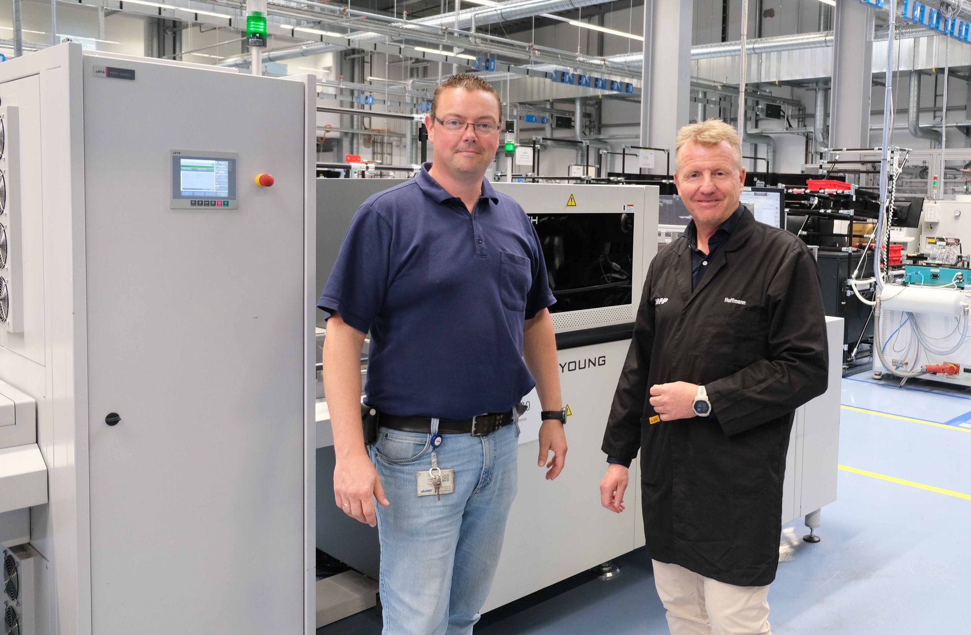 Martin Helbig, Senior Manager Produktion, und Bernd Hoffmann, Director Operations vor dem Koh Young 3D AOI bei JOPP