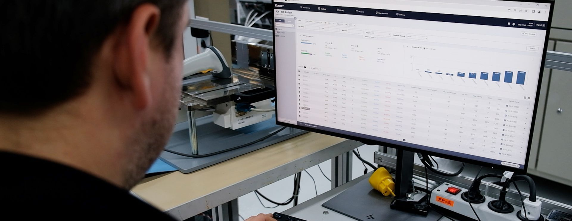 Ein Bediener sieht sich eine Auswertung mit KSMART auf dem Computerbildschirm an