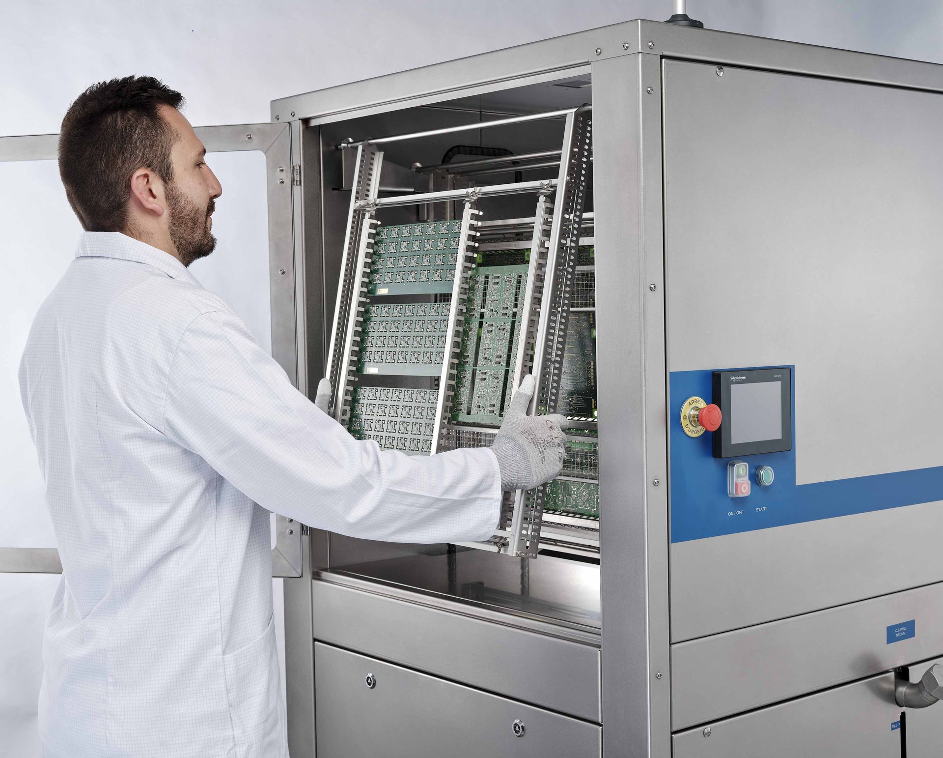 Hohe Qualitätsansprüche erfordern die Entfernung von Flussmittelrückständen.