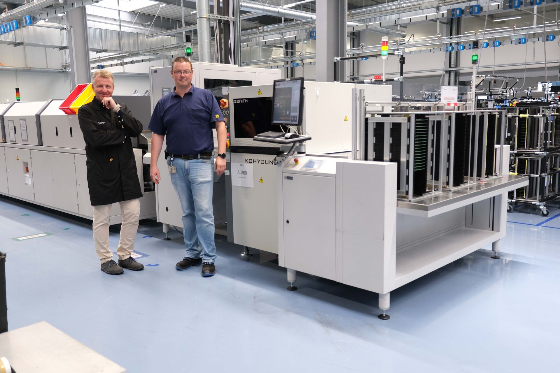 Martin Helbig, Senior Manager Produktion, und Bernd Hoffmann, Director Operations vor dem Koh Young 3D AOI bei JOPP