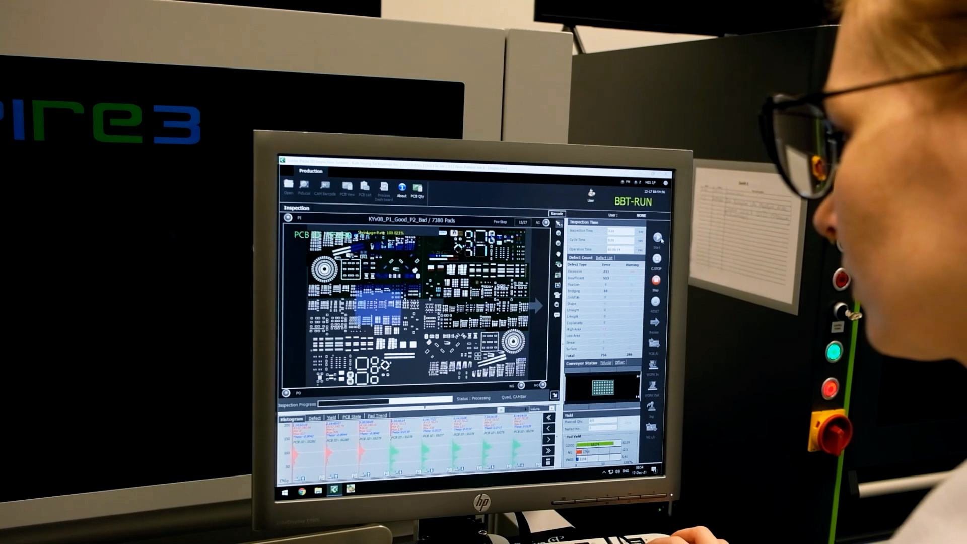 Bedienerin am Koh Young SPI, SPI Bildschirm zeigt die Programmierung