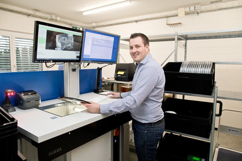 Foto: Reto May vor dem Wareneingangsscanner von MODI bei SMTEC