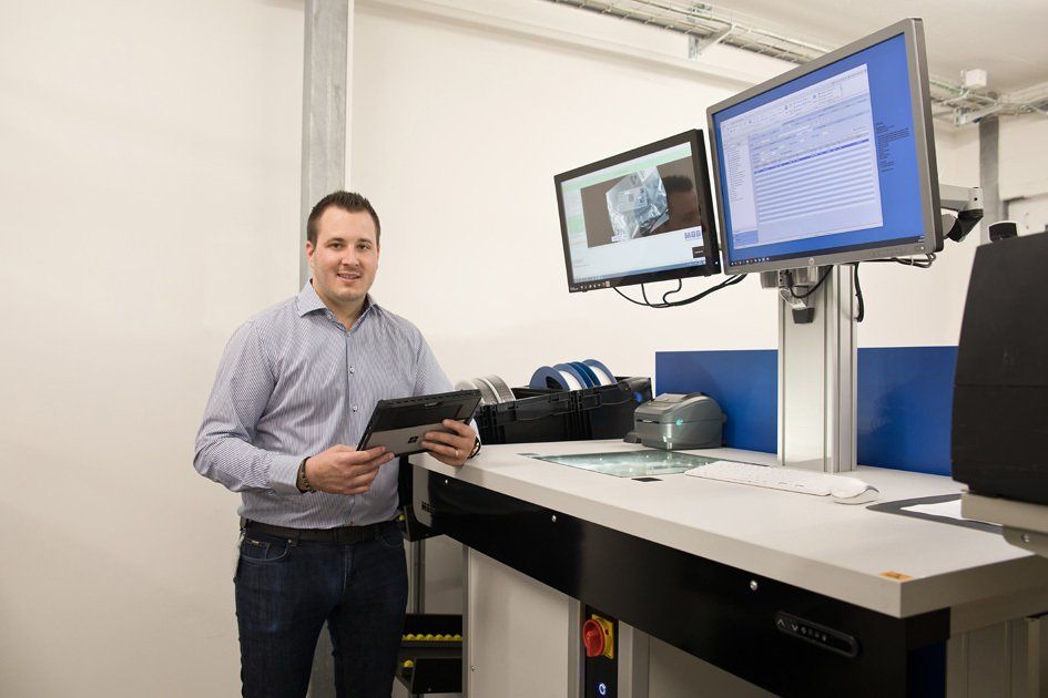 Reto May vor dem Wareneingangsscanner von MODI bei SMTEC