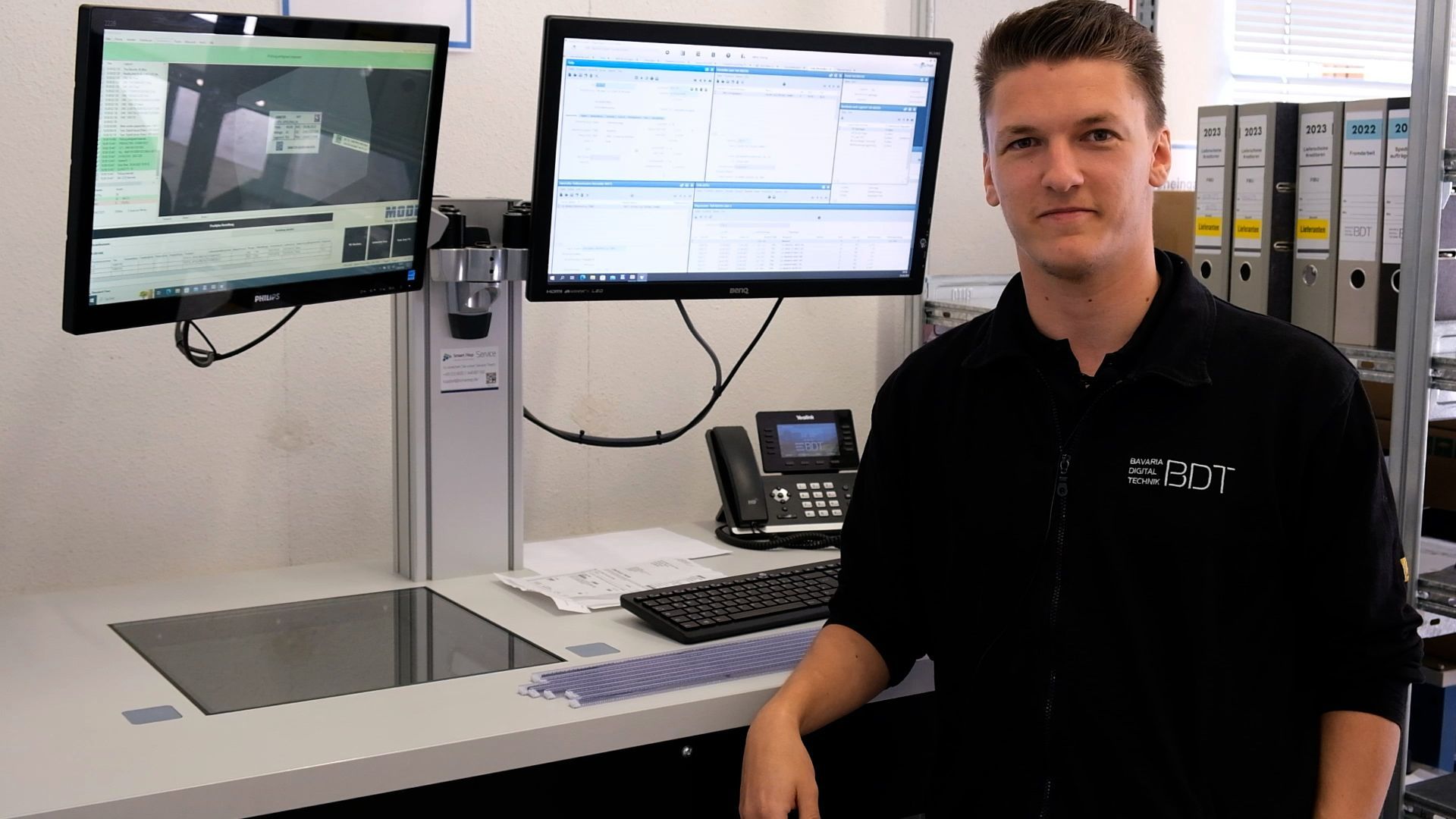 Niklas Zweng vor dem Wareneingangsscanner von MODI bei Bavaria Digital Technik